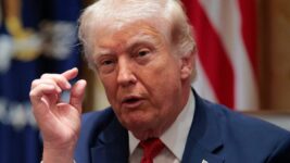 Trump Says He’ll Sign Order to Pay TSA